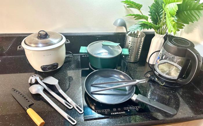 Serene Condo w/ Balcony, Wi-Fi, Pool & Gym, Makati