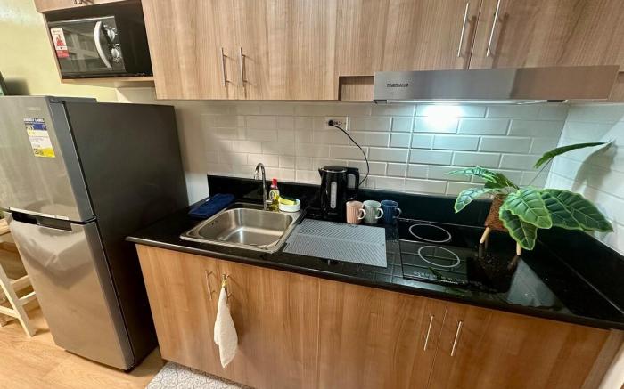 Peaceful Condo w/ balcony, 100mb wifi, Gym &Pool