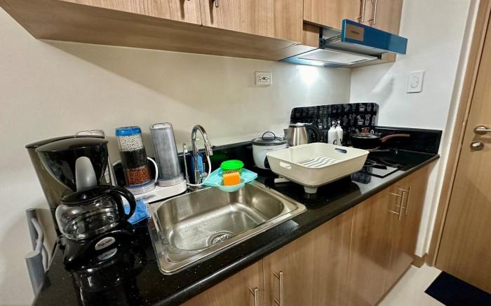 High Rise Condo w/ Balcony,wifi,gym,pool,Makati,28