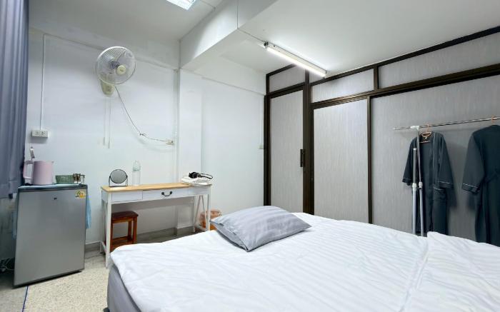 B&G Hat Yai Hostel ( Master - shared bathroom )