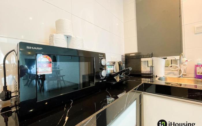 The Wave 2BR Penthouse Near Jonker 23a | I Housing