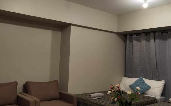 5 adults  and 3 kids (6y/o below) comfortable