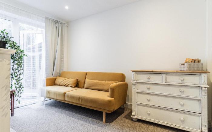Stylish 4BR • Central Chichester + Free Parking