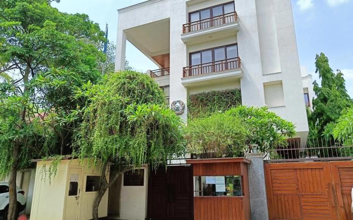 Ideal Hotel in posh Vasant Vihar BIG 1110 sq ft