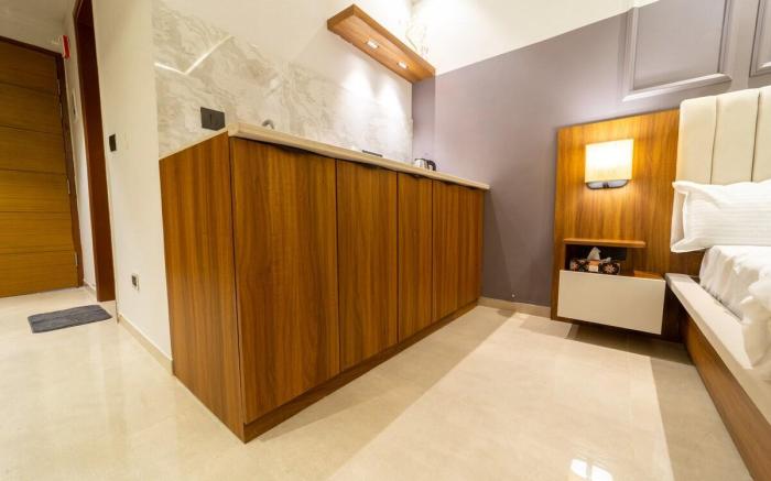 Fully Furnish wd Kitchen Apartment near Lulu Mall