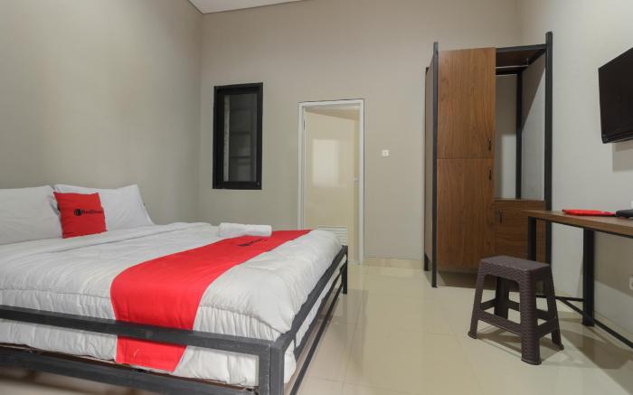 RedDoorz near Puri Indah Mall