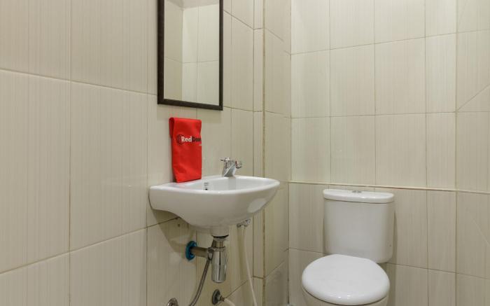 RedDoorz near Puri Indah Mall