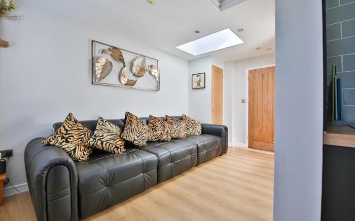 Luxury Detached Bungalow Cardiff Free Parking