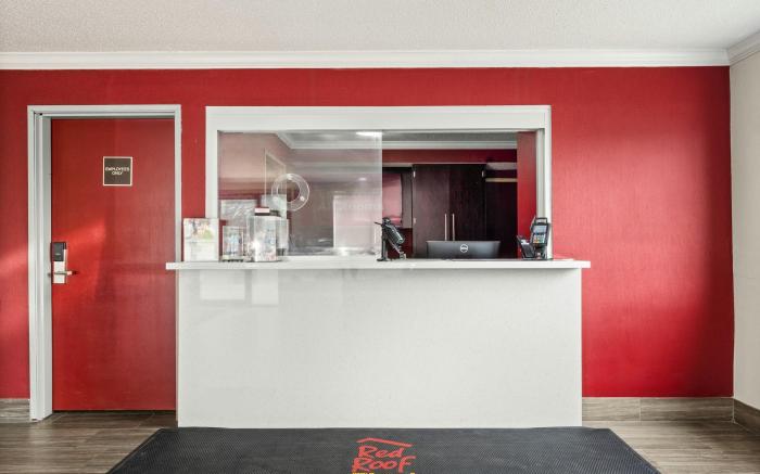 Red Roof PLUS+ Belleville