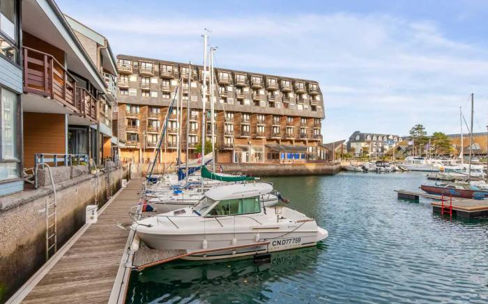 Beautiful renovated studio on Port de Deauville