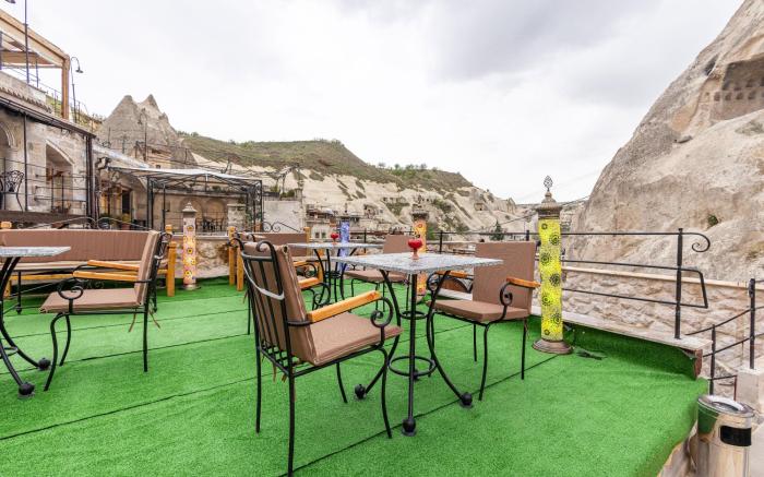 ARKELAS CAVE HOUSE