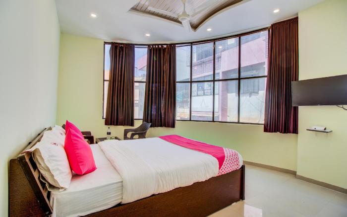 OYO 28581 Hotel Sitara