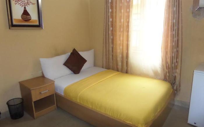 De Lawrence Court & Suites