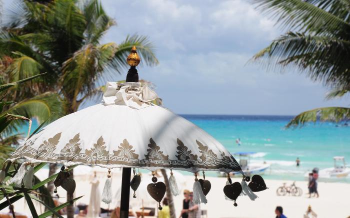 El Taj Oceanfront and Beachside Condo Hotel