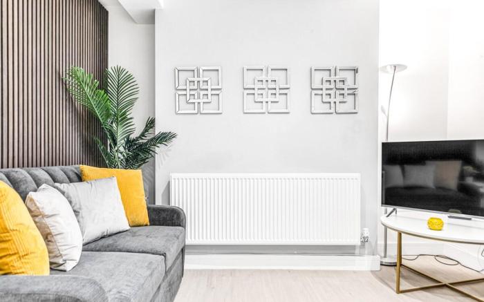 Air Conditioned | Central | King Bed | Sleeps 8