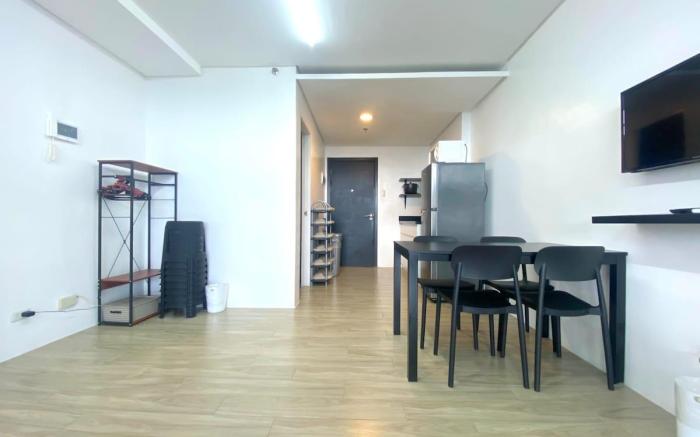 1810 Pool, Gym ,Wi-Fi + Netflix