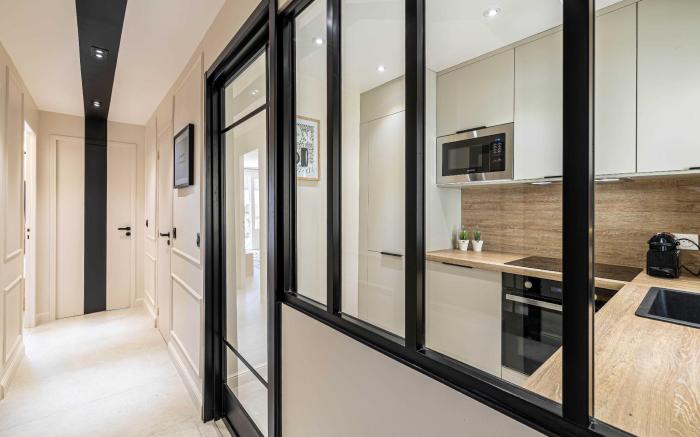 Haussmann apartment - South-facing balcony  2BR/4p