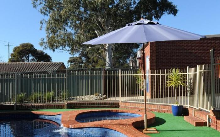 Golden Reef Motor Inn