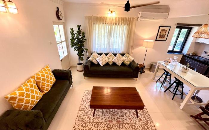 The Green Door Villa-Zalor, 500mtrs to Zalor Beach