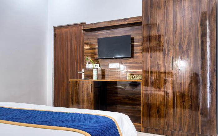 Two DeluxeBedroom.The Golden Mango.FF1.ByHomeyhuts