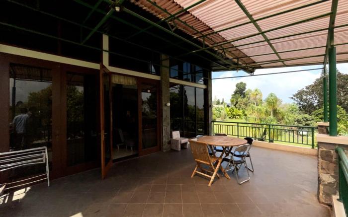 Villa Gerbera 2 by Villa Istana Bunga