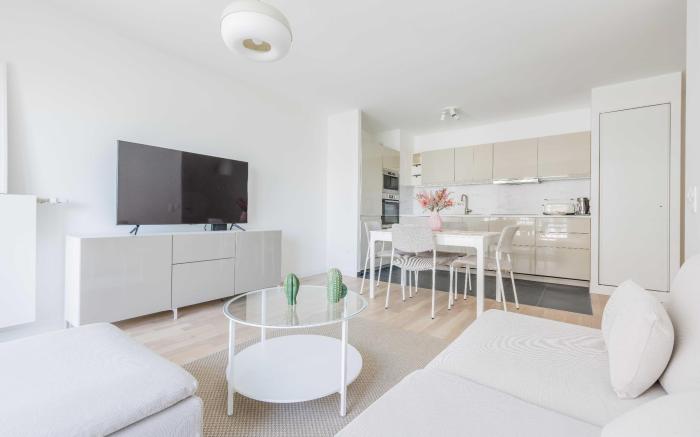 Modern apartment -2BR-4P- Flea market