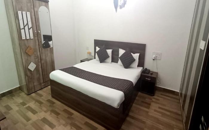 Goroomgo NV Palace Vrindavan