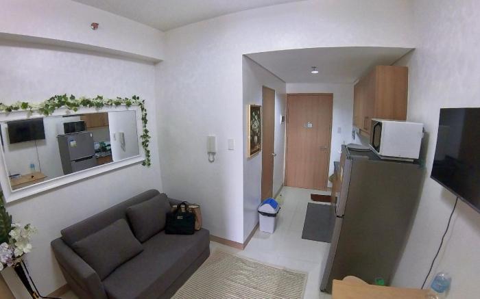 Modern Makati Hideout  1BR w/ City Views