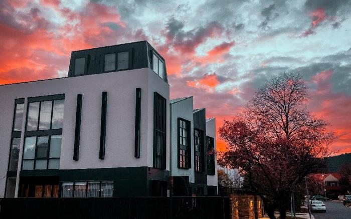 Tiny 'Lagoon' Escape – Soft, Serene, Central!