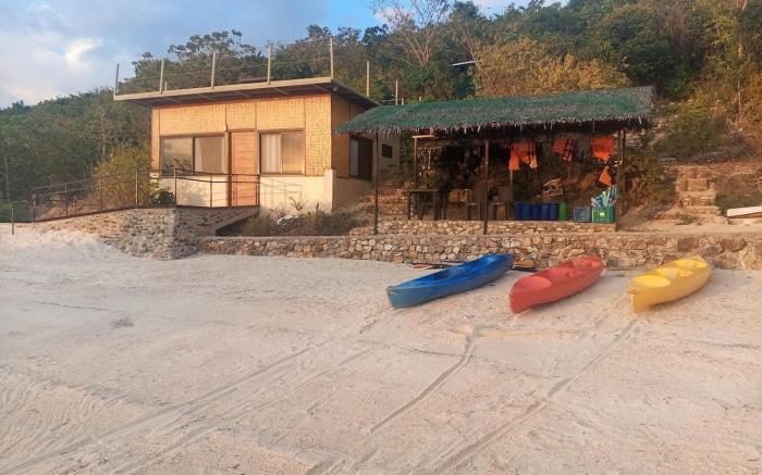 Private Beachhouse at Sand Island Ecolodge