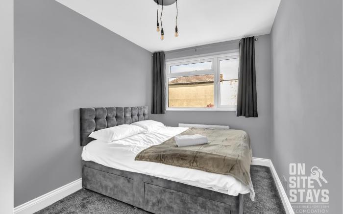 3 bedroom, 2 bathroom, driveway and Garden