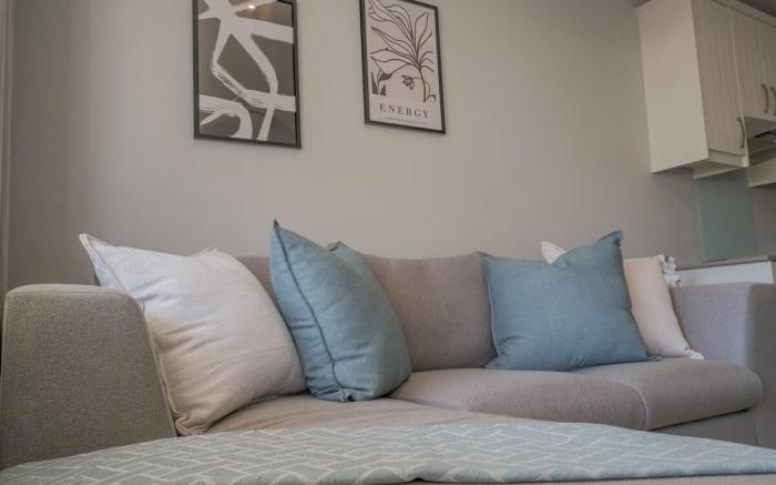 Coastal City Vibes: Stylish 2-Bedroom