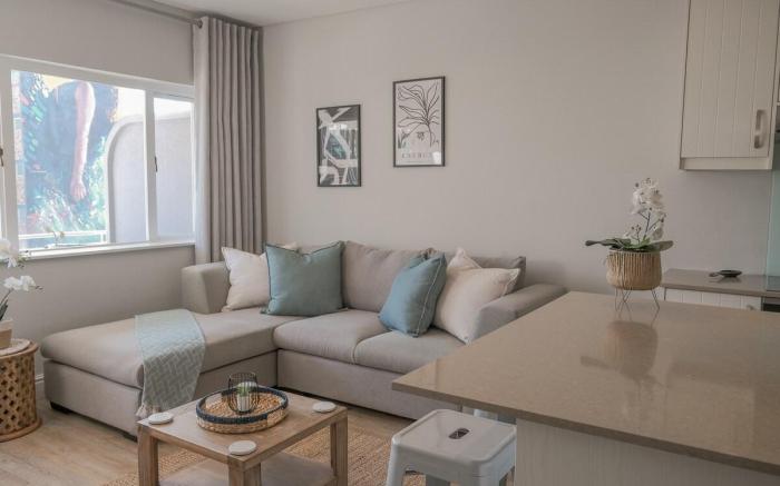 Coastal City Vibes: Stylish 2-Bedroom