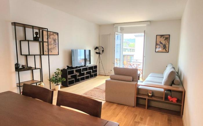 Apt 3A: Central Location: Spacious 2-BR Apartment