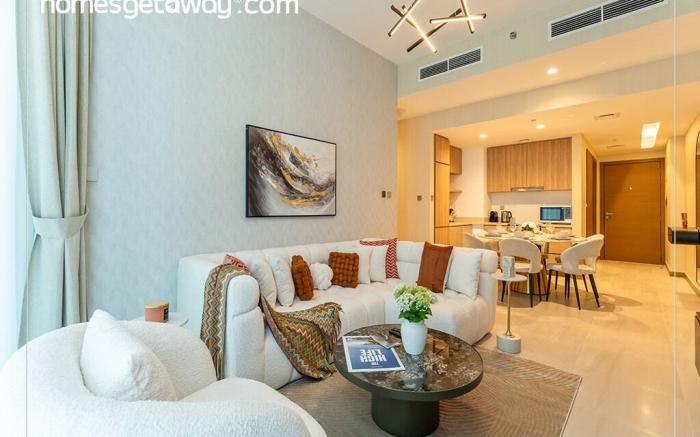 Luxury 2BR with Stunning Lake View in Business Bay