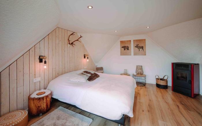 Cottage with a hot tub - In The Woods