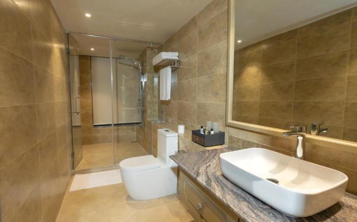 Grandeeza Hotel by Galison