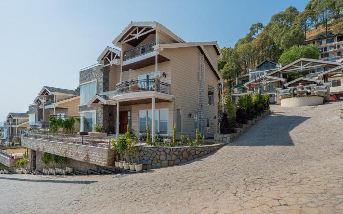 ELIVAAS privé The Royce Ultra-Luxe 4-BHK Villa With Private Pool, Jacuzzi & Hill Views