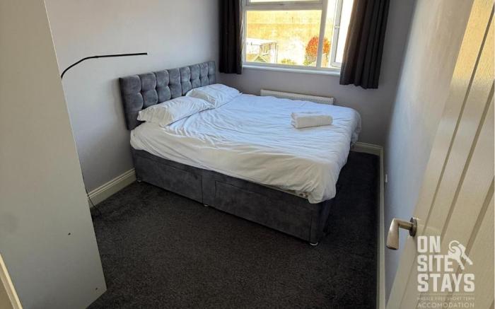 OnSiteStays - 4 bedroom house with 2 bathrooms