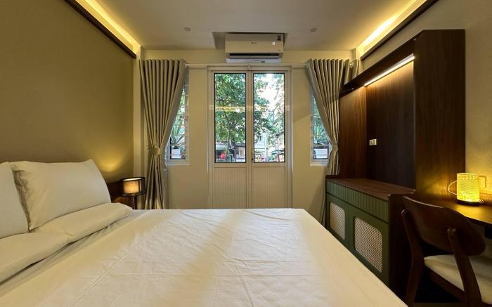 Street-facing room| 2BR| Balcony| Bamboura Home