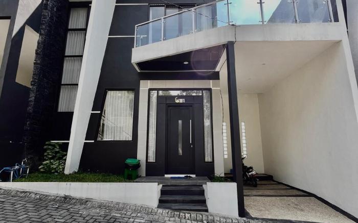 Arrayyan B-12 Luxe Balcony