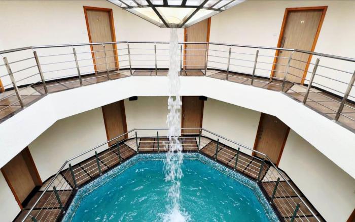 Holiday Aapke liye Water Fall Hotel