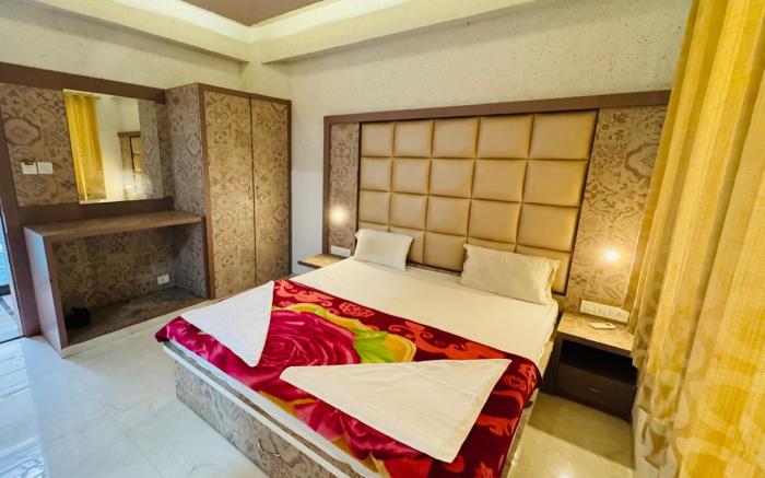 Holiday Aapke liye Water Fall Hotel