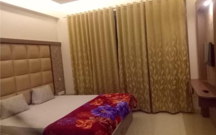 Holiday Aapke liye Water Fall Hotel