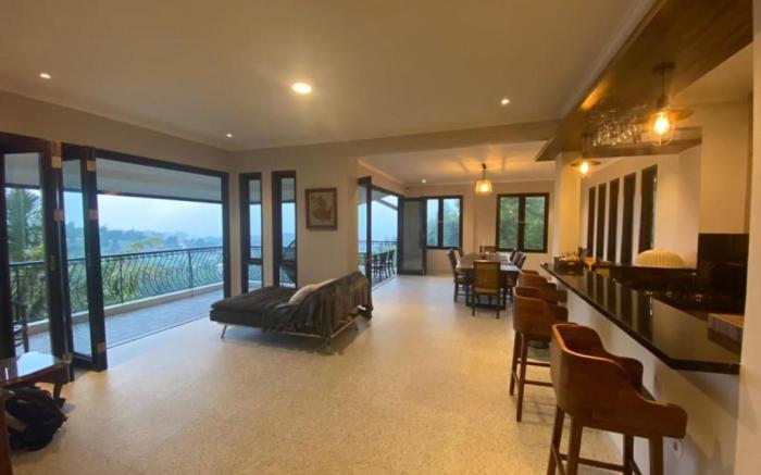 Villa Alleira - Mountain View, Gym, BBQ w/ Firepit