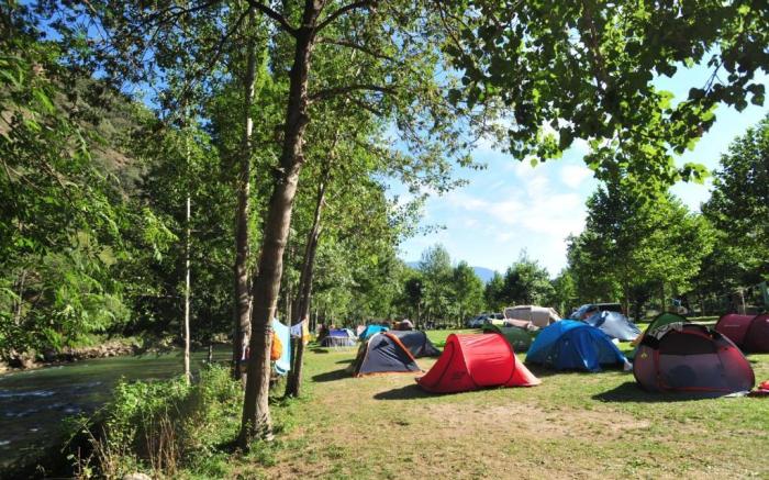 10 Bed Shared Room - Camping next to the river