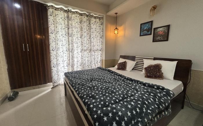 Elegant Hill View Studio