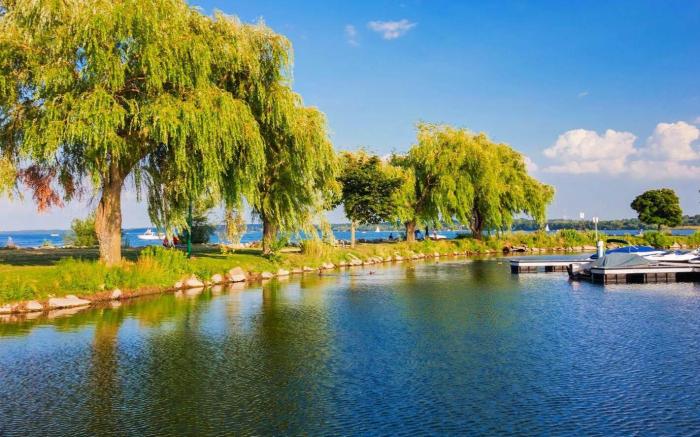 IU Hotel Yanliang Railway Station New Century Shopping Plaza