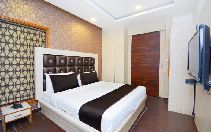 Collection O 30112 Hotel Pearl Inn & Suites