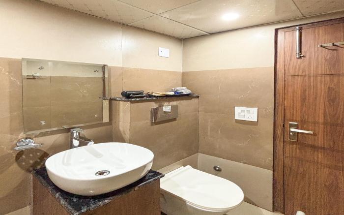 Housr 1 RK Apartment Sec 28 Gurgaon Near Mega Mall
